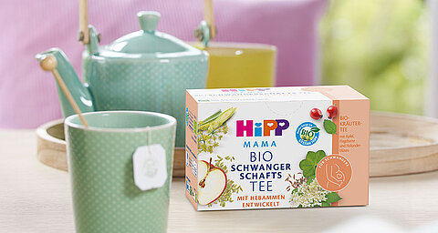 Eine Schachtel 'Mama Bio-Schwanger-Schaftstee' von Hipp, das ist ein Bio-Schwanger-Schaftstee aus Apfel, Hagebutte und Holunderblüten.
