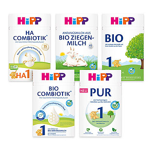 Vier Babynahrungsprodukte der Marke "Hipp" mit jeweils unterschiedlichen Rezepturen und Verpackungsdesigns.