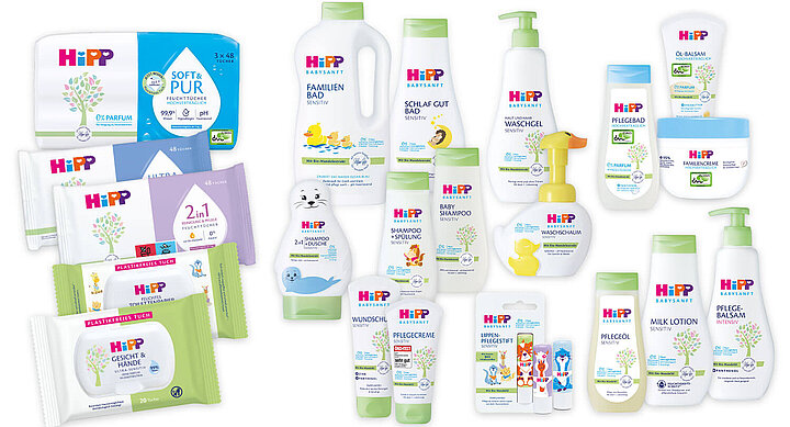 Eine Reihe von Babypflegeprodukten der Marke "Hipp", darunter Feuchttücher, Lotionen, Shampoos und mehr, mit Schwerpunkt auf natürlichen und biologischen Inhaltsstoffen.