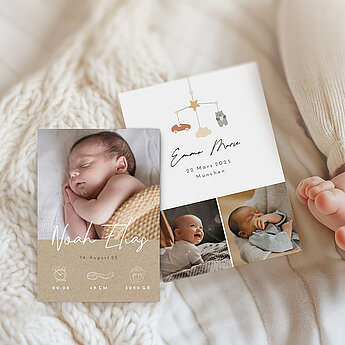Eine Sammlung von Papeterieartikeln zum Thema Baby, darunter eine Geburtsanzeigekarte und ein Lesezeichen, mit einer grünen Oberfläche und dekorativen Elementen im Hintergrund.