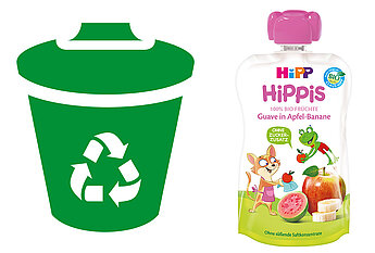 Eine grüne Recycling-Tonne mit einem weißen Recycling-Symbol, daneben ein Beutel mit Hippis" Babynahrung, die zu 100 % bio-fruchtig ist und Apfel-Banane, Guave und Zucchero enthält.