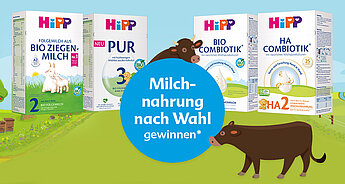 Vier Milchpackungen der Marke HiPP mit verschiedenen Stadien der Milchentwicklung, begleitet von einer Kuh und einem Kaninchen in einer ländlichen Umgebung.