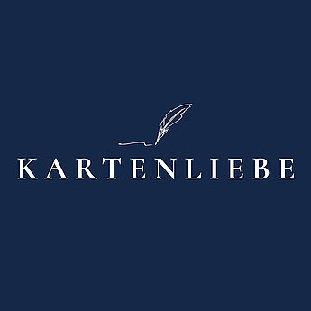 Ein Logo mit dem Wort "KARTENLIEBE" in einer stilisierten Schrift, begleitet von einem quiltartigen Muster über dem Text.