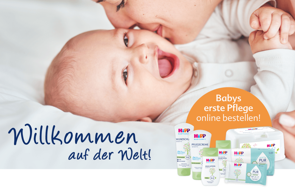 Eine Mutter, die ihr Baby liebevoll küsst, mit einem Werbebanner im Hintergrund, das für Babypflegeprodukte wirbt.