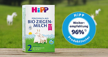 Eine Schachtel "Folgemilch aus Bio Ziegen-Milch" mit der Aufschrift "BIO FOLGEMILCH" und einem um 94 % reduzierten Fettgehalt sowie einer blauen runden Plakette mit der Aufschrift "Weiter-empfehlung" und einem Prozentsatz von 94 %.