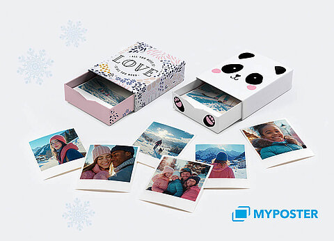 Zwei Fotokästen mit verschiedenen Fotos, die in den Kästen verstreut sind.