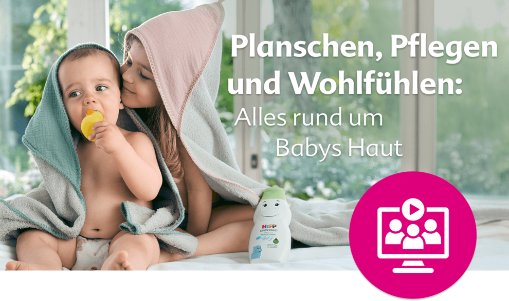 Ein kleines, in ein Handtuch gewickeltes Baby, das von einem älteren Kind getröstet wird, mit einer Flasche eines Babypflegemittels im Hintergrund.