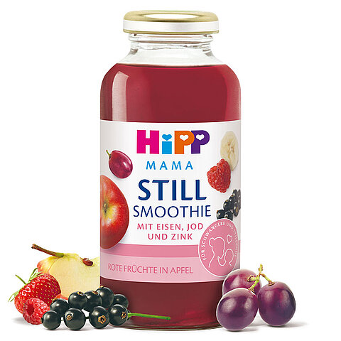 Eine Flasche 'Hipp Mama' Still Smoothie mit verschiedenen Früchten, einem Etikett mit den Zutaten und dem Hinweis, dass das Produkt 'Rote Früchte in Appel' ist.