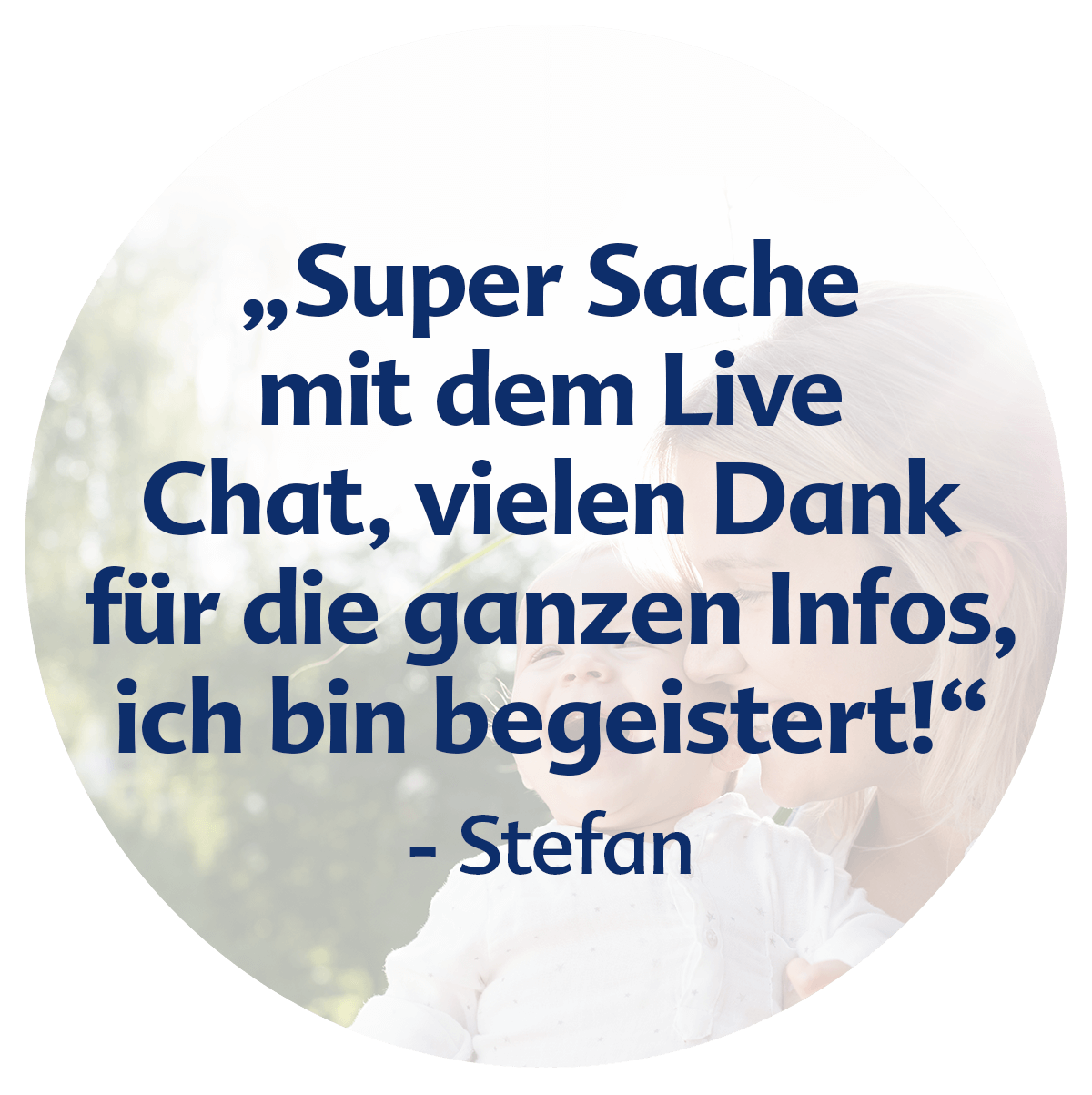Ein freudiger Moment zwischen einer Mutter und ihrem Baby, mit einer Texteinblendung, die die Vorteile einer Live-Chat-Funktion hervorhebt.